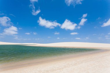 Beyaz kum tepeleri panorama Lencois Maranhenses Milli Parkı '