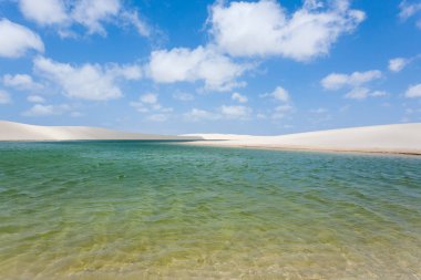 Beyaz kum tepeleri panorama Lencois Maranhenses Milli Parkı '