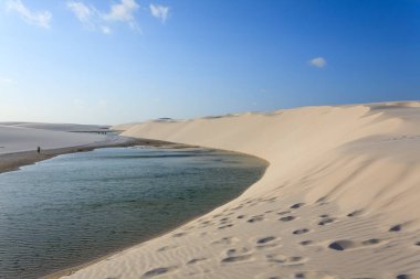 Beyaz kum tepeleri panorama Lencois Maranhenses Milli Parkı '