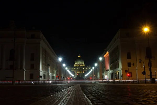 Roma 'nın gece manzarası, arka planda bazilika olan yol. — Stok fotoğraf