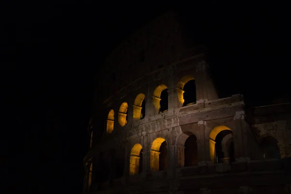 Coliseu vista noturna, Roma marco, Itália — Fotografia de Stock