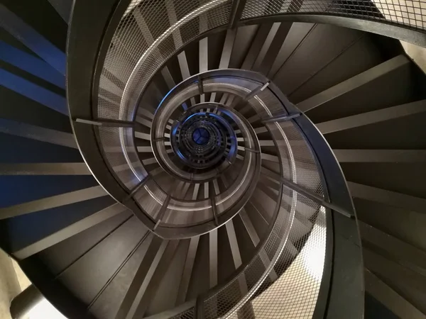 Widok z dołu schody spiralne — Zdjęcie stockowe