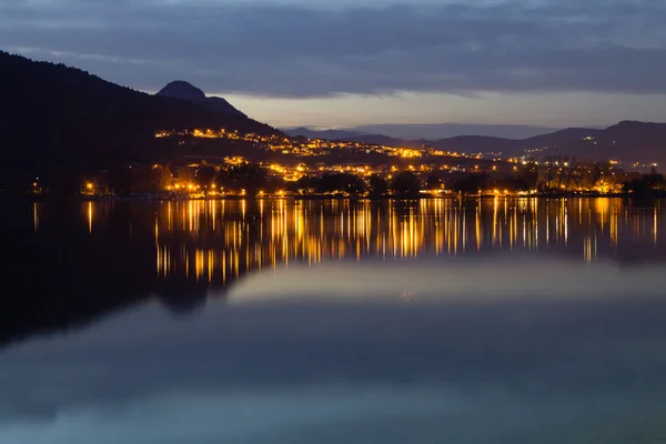 Úvahy o jezeře, Caldonazzo Lake, Itálie — Stock fotografie