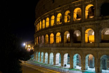 Colosseum gece manzarası, Roma'nın simgesi, İtalya