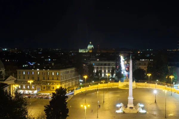 İnsanlar kare Roma gece görünümü, Piazza del popolo, Roma — Stok fotoğraf