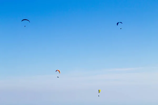 Paraglider på Blue Sky, Borso del Grappa, Italien — Stockfoto