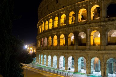Colosseum gece manzarası, Roma'nın simgesi, İtalya