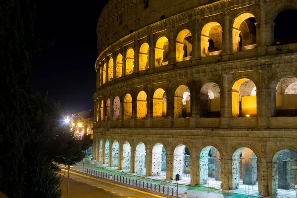 Coliseu vista noturna, Roma marco, Itália — Fotografia de Stock