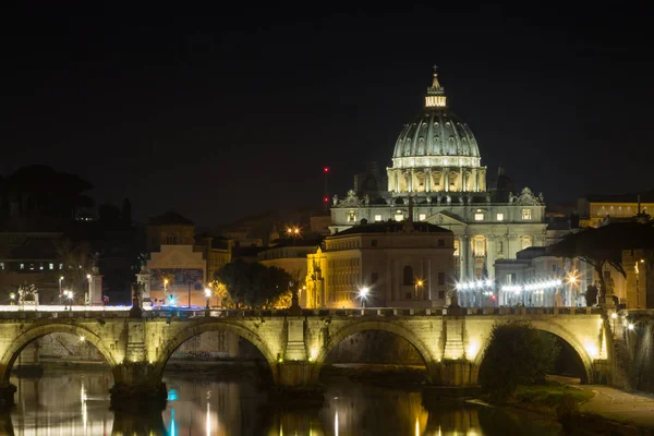 Roma gece sahnesi, arka planda bazilika ile Tevere nehri — Stok fotoğraf