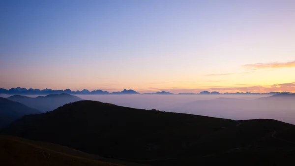 Dawn a Grappa-hegyen. Olasz Alpok táj, Olaszország — Stock Fotó