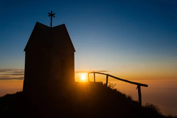 Amanecer en la pequeña iglesia, monte Grappa paisaje, Italia — Foto de Stock