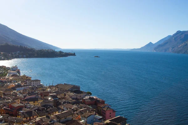 Vista aérea de la ciudad de Malcesine, lago de Garda, Italia — Foto de Stock