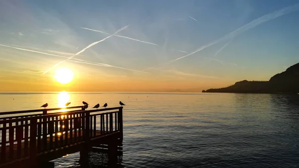 イタリアのガルダ湖での日没。イタリアの風景 — ストック写真