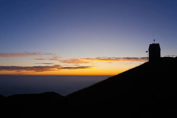 Amanhecer na pequena igreja, monte Grappa paisagem, Itália — Fotografia de Stock