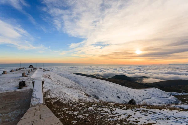 Pôr do sol no memorial de guerra, Grappa mount, Itália — Fotografia de Stock