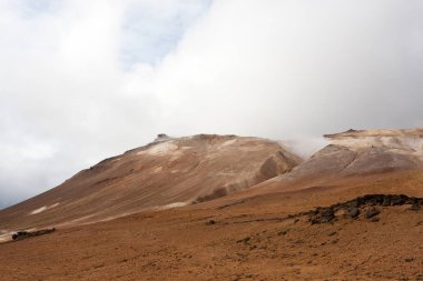 Hverir çamur havuzları görünümü, İzlanda dönüm noktası. İzlanda manzara