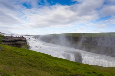 Gullfoss yaz sezonunda İzlanda 'ya düşer. İzlanda manzarası.