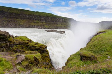 Gullfoss yaz sezonunda İzlanda 'ya düşer. İzlanda manzarası.