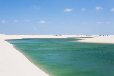 Lencois Maranhenses Ulusal Parkı, Brezilya 'dan beyaz kum tepeleri manzarası. Yağmur suyu gölü. Brezilya manzarası