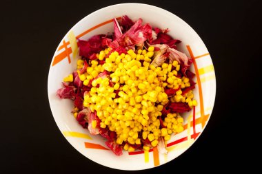 Siyah masada mısırlı salata, üst manzara. Gıda arkaplanı