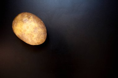 Siyah masada patates, yemek arkaplanı. İzole edilmiş patates.