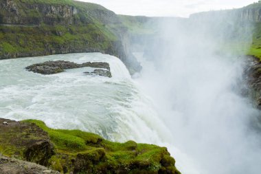 Gullfoss yaz sezonunda İzlanda 'ya düşer. İzlanda manzarası.