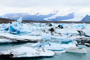 Jokulsarlon Buzul Gölü, İzlanda. Suda yüzen buzdağları. İzlanda manzarası