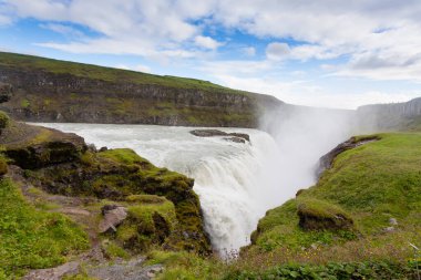 Gullfoss yaz sezonunda İzlanda 'ya düşer. İzlanda manzarası.