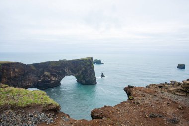 Reynisfjara lav plaj manzarası, güney İzlanda manzarası. Vik siyah plajı