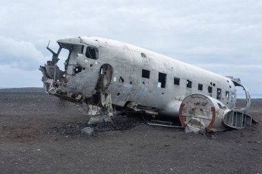 Solheimasandur uçak enkazı görüntüsü. Güney İzlanda simgesi. Sahilde terk edilmiş bir uçak.
