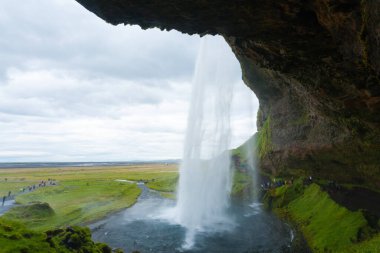 Seljalandsfoss yaz sezonunda İzlanda 'ya düşer. İzlanda manzarası.