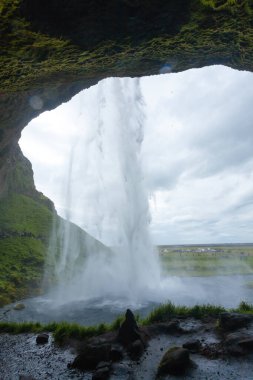 Seljalandsfoss yaz sezonunda İzlanda 'ya düşer. İzlanda manzarası.