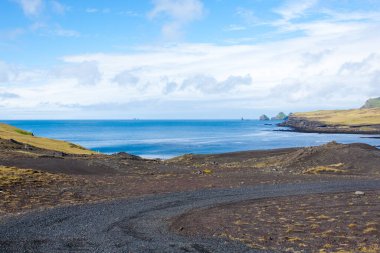 Westman Adaları plaj manzarası ve arka planda takımada adası. İzlanda manzarası. Vestmannaeyjar.