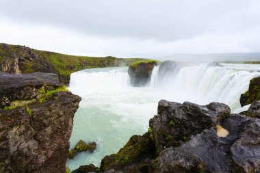 Godafoss yaz sezonunda İzlanda 'ya düşer. İzlanda manzarası.