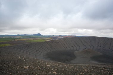 Hverfell Caldera yanardağ tepesi manzarası. Hverfjall, İzlanda simgesi