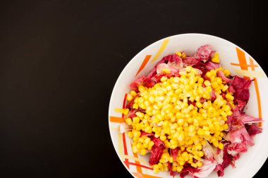 Siyah masada mısırlı salata, üst manzara. Gıda arkaplanı