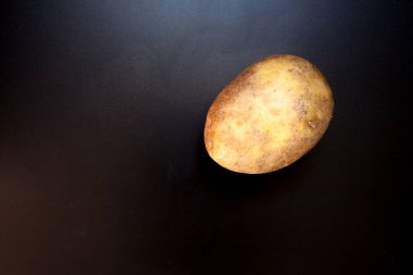 Siyah masada patates, yemek arkaplanı. İzole edilmiş patates.