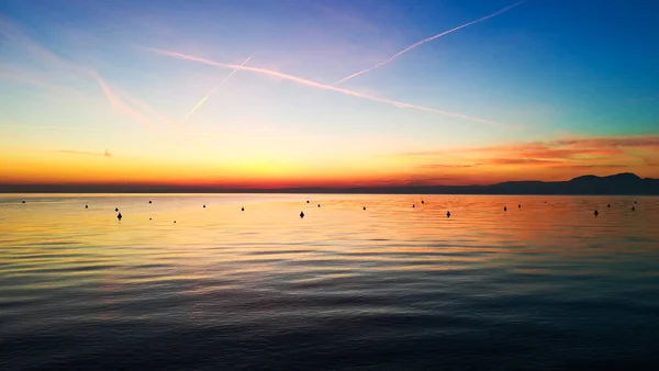 イタリアのガルダ湖での日没 イタリアの風景 桟橋の視点 — ストック写真