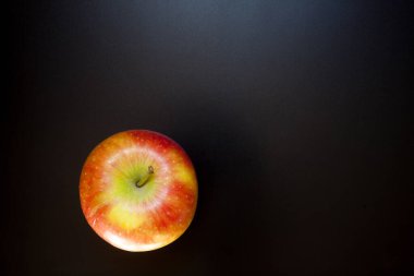 Elma siyah masada, yemek arkaplanda. İzole edilmiş elma.