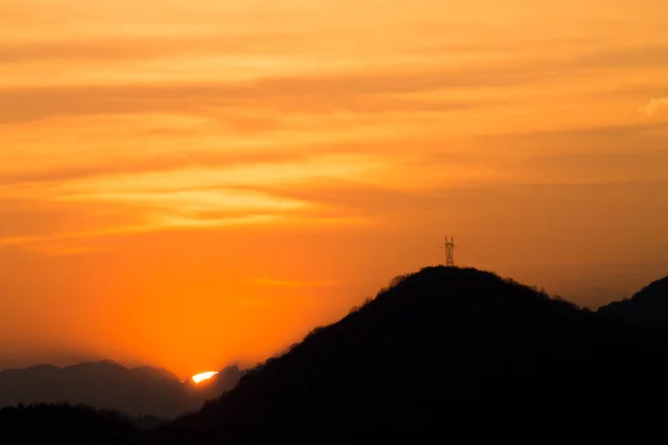 Contorno Montagne Tramonto Con Pilone Elettrico Paesaggio Montano — Foto Stock