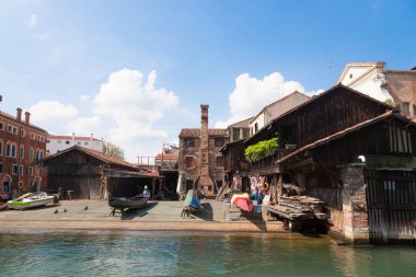Son gondol tamircisi. Venedik simgesi, İtalya. Manga di San Trovaso
