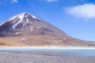 Laguna Verde manzarası, Bolivya. Güzel Bolivya panoraması. Yeşil göl ve Licancabur volkanı.