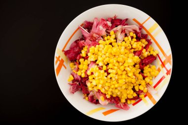 Siyah masada mısırlı salata, üst manzara. Gıda arkaplanı
