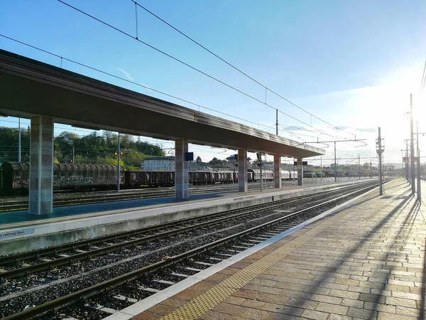 Tren Perspektif Görünümünü Izler Ulaşım Kipi — Stok fotoğraf