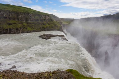 Gullfoss yaz sezonunda İzlanda 'ya düşer. İzlanda manzarası.