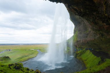 Seljalandsfoss yaz sezonunda İzlanda 'ya düşer. İzlanda manzarası.