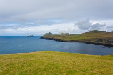 Westman Adaları plaj manzarası ve arka planda takımada adası. İzlanda manzarası. Vestmannaeyjar.