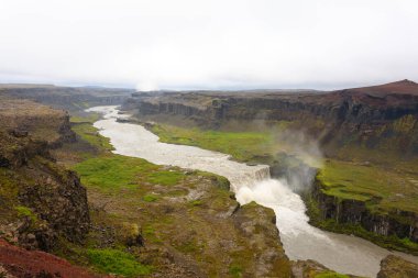 Hafragilsfoss yaz sezonu görünümünde, İzlanda düşüyor. İzlanda manzara.