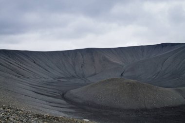 Hverfell Caldera yanardağ tepesi manzarası. Hverfjall, İzlanda simgesi