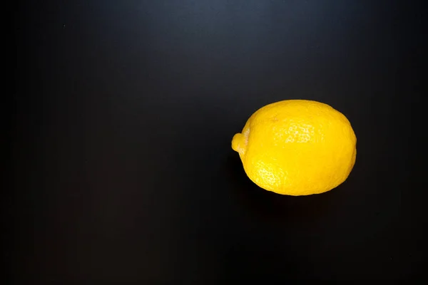 Limón Amarillo Sobre Mesa Negra Fondo Alimenticio Limón Aislado — Foto de Stock